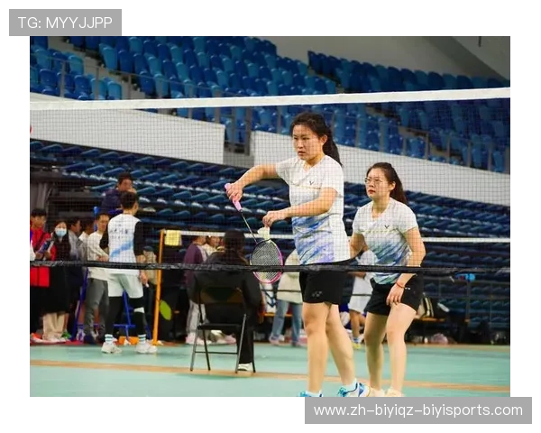 羽毛球交叉开球